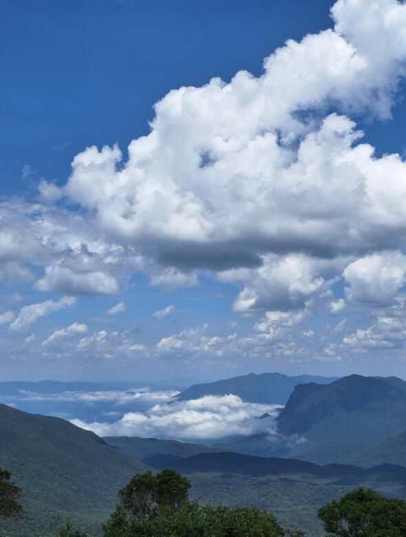 Nuvens fluindo pela serra do mar. 2024.
