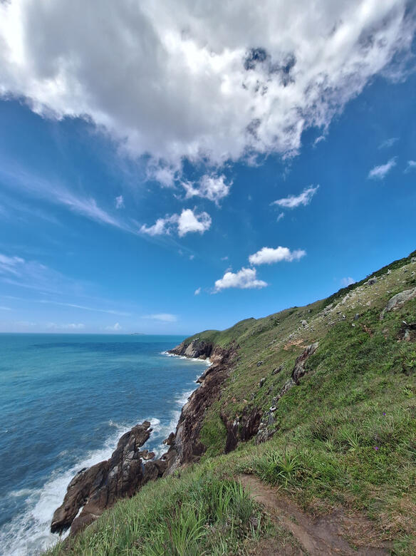 Gruta numa trilha marítima. Florianópolis, 2024.